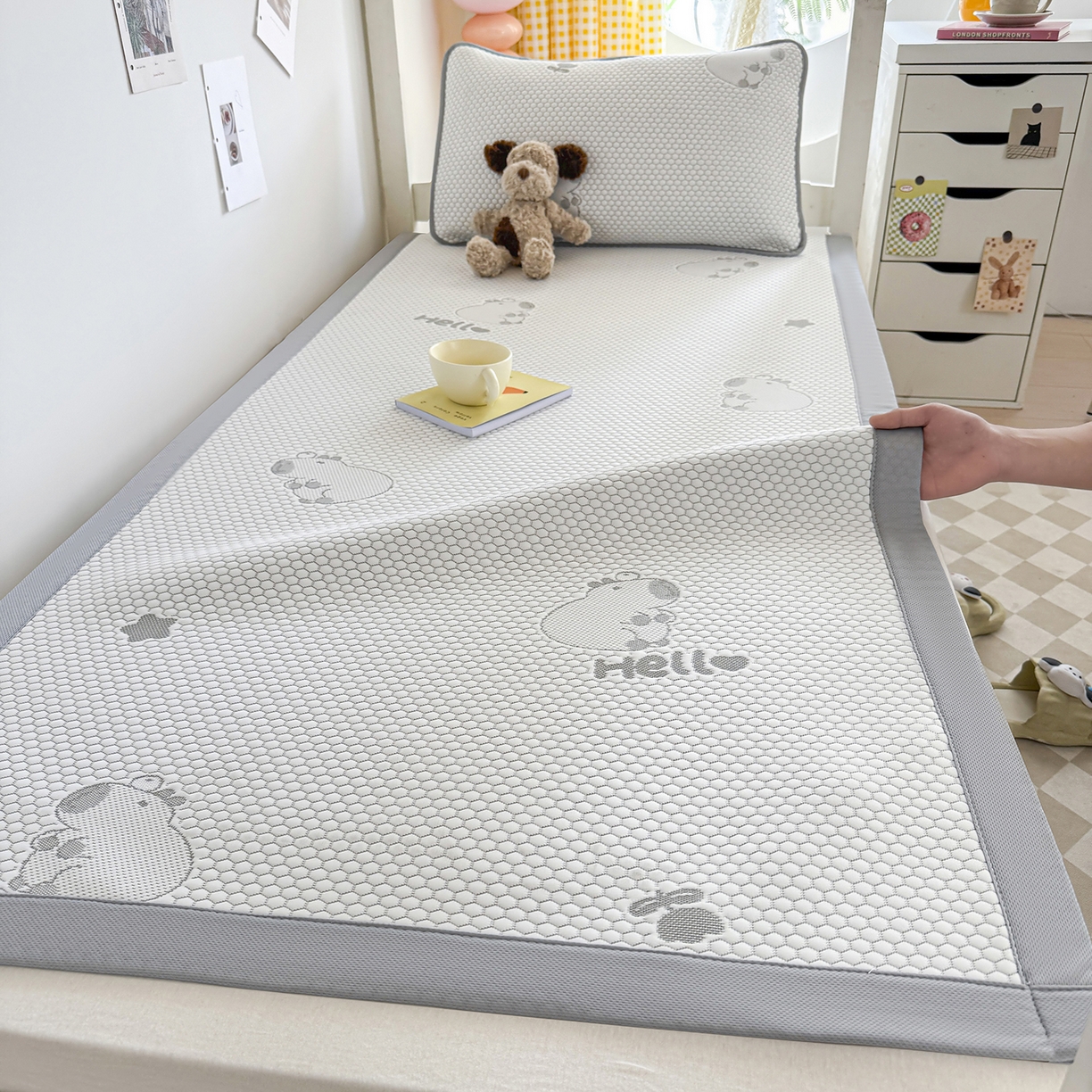 91家纺网 家纺一手货源 找家纺 奇丝雅 2026新款夏季A类冰豆豆凉席冰丝凉席家用冰丝席可机洗水洗单人学生宿舍上下铺寝室 卡皮巴拉-灰