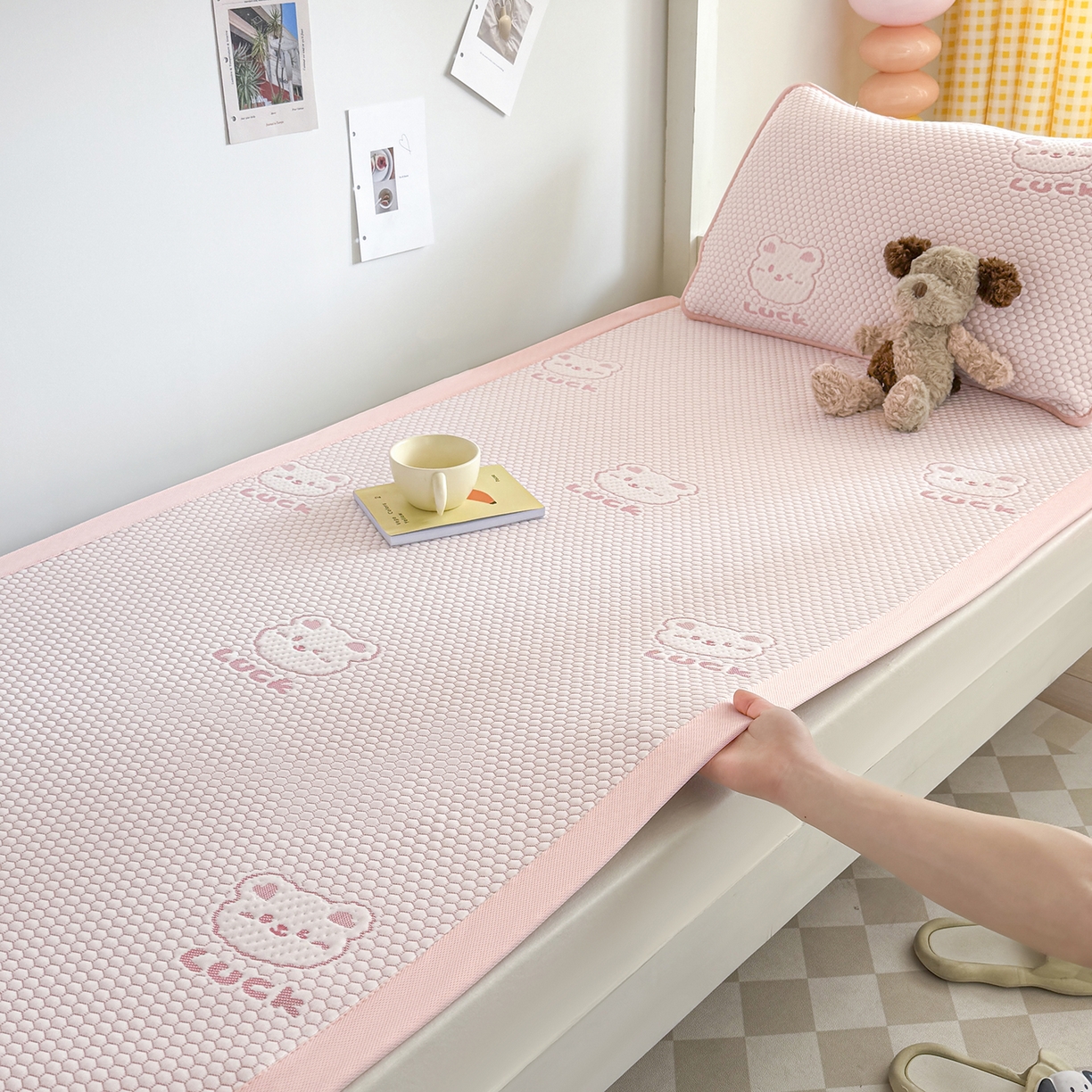 91家纺网 家纺一手货源 找家纺 奇丝雅 2026新款夏季A类冰豆豆凉席冰丝凉席家用冰丝席可机洗水洗单人学生宿舍上下铺寝室 小冰熊-粉