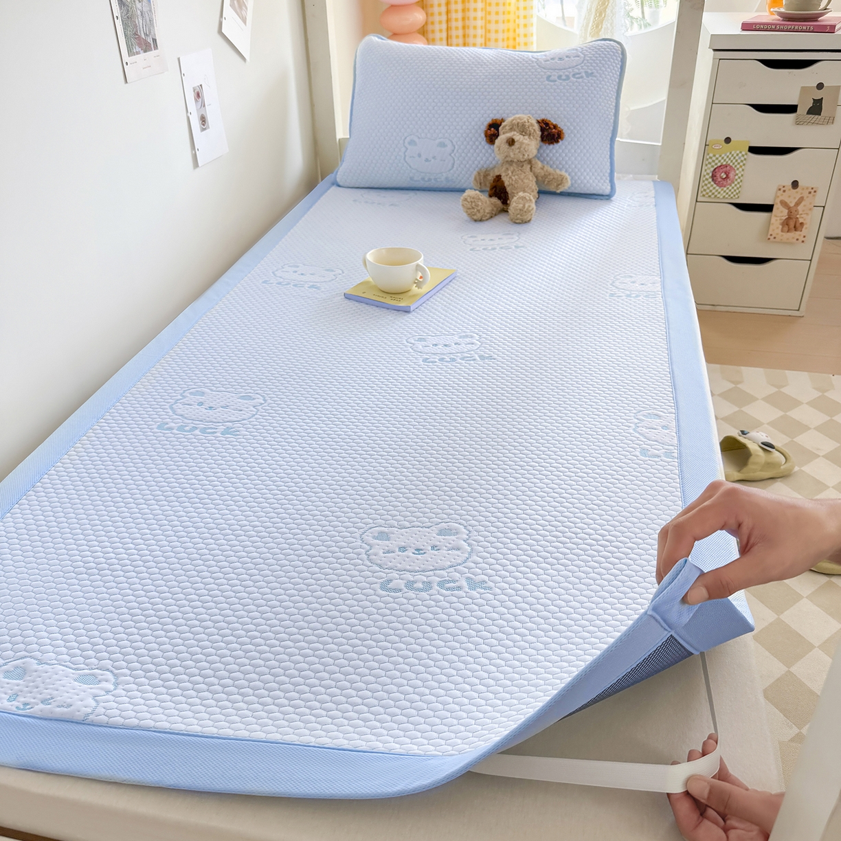 91家纺网 家纺一手货源 找家纺 奇丝雅 2026新款夏季A类冰豆豆凉席冰丝凉席家用冰丝席可机洗水洗单人学生宿舍上下铺寝室 小冰熊-蓝