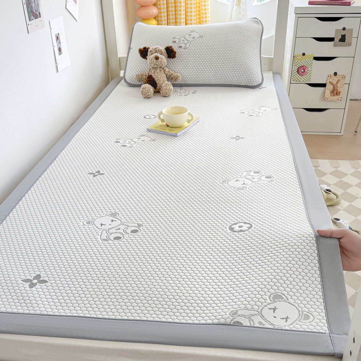 91家纺网 家纺一手货源 找家纺 奇丝雅 2026新款夏季A类冰豆豆凉席冰丝凉席家用冰丝席可机洗水洗单人学生宿舍上下铺寝室 抱抱熊-灰