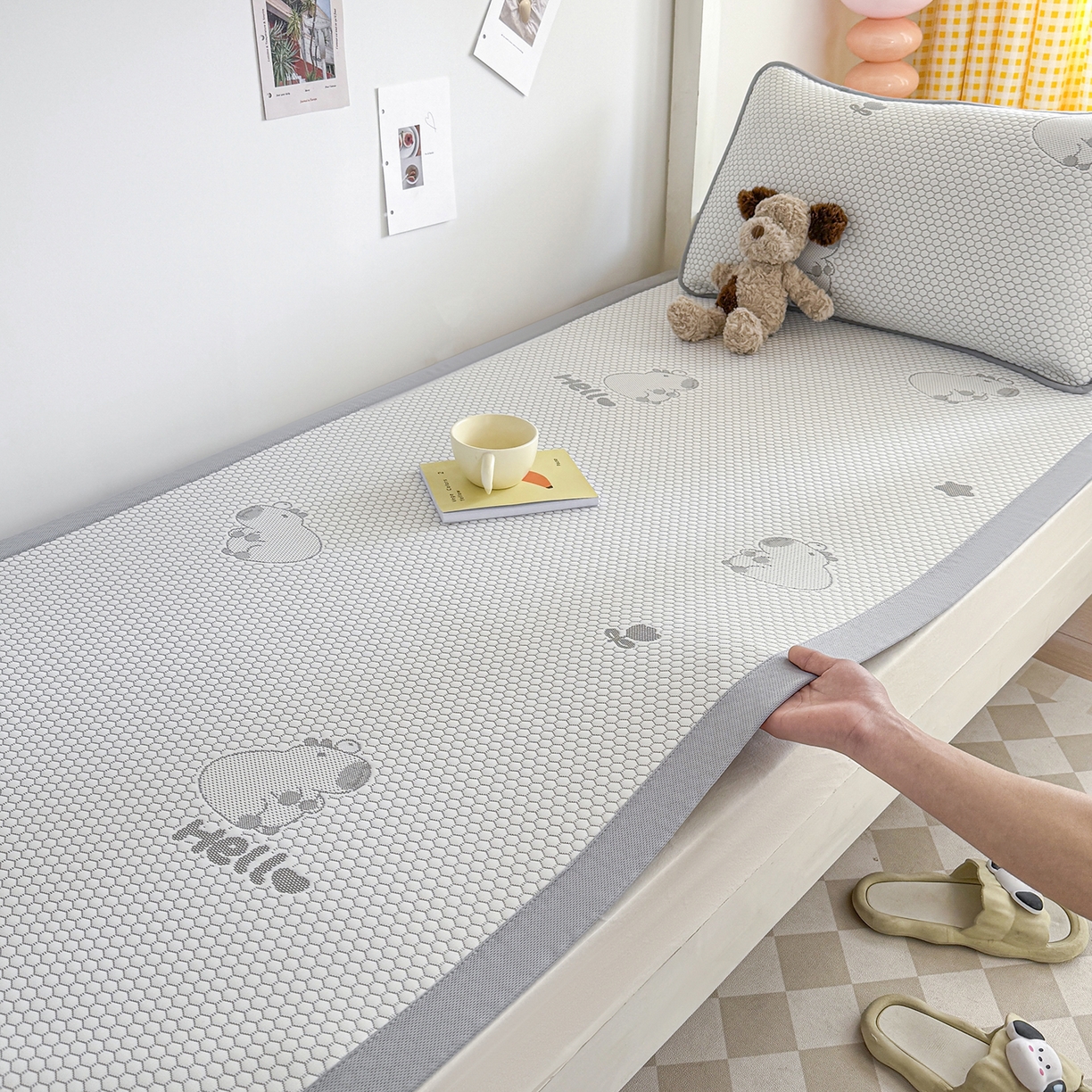 91家纺网 家纺一手货源 找家纺 奇丝雅 2026新款夏季A类冰豆豆凉席冰丝凉席家用冰丝席可机洗水洗单人学生宿舍上下铺寝室 卡皮巴拉-灰