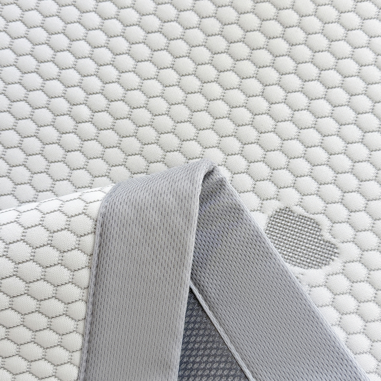 91家纺网 家纺一手货源 找家纺 奇丝雅 2026新款夏季A类冰豆豆凉席冰丝凉席家用冰丝席可机洗水洗单人学生宿舍上下铺寝室 卡皮巴拉-灰