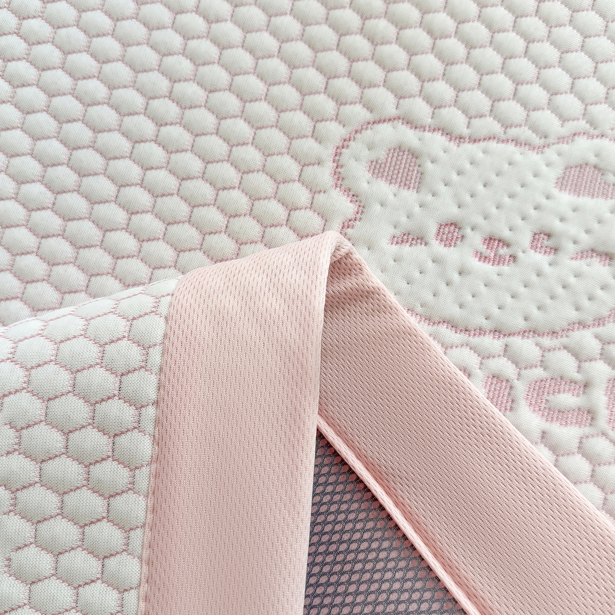 91家纺网 家纺一手货源 找家纺 奇丝雅 2026新款夏季A类冰豆豆凉席冰丝凉席家用冰丝席可机洗水洗单人学生宿舍上下铺寝室 小冰熊-粉