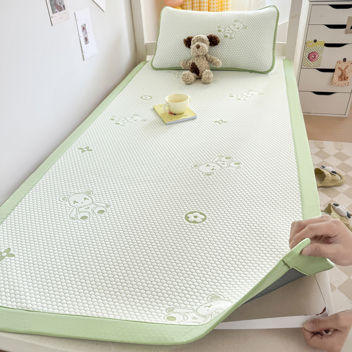 91家纺网 家纺一手货源 找家纺 奇丝雅 2026新款夏季A类冰豆豆凉席冰丝凉席家用冰丝席可机洗水洗单人学生宿舍上下铺寝室 抱抱熊-绿