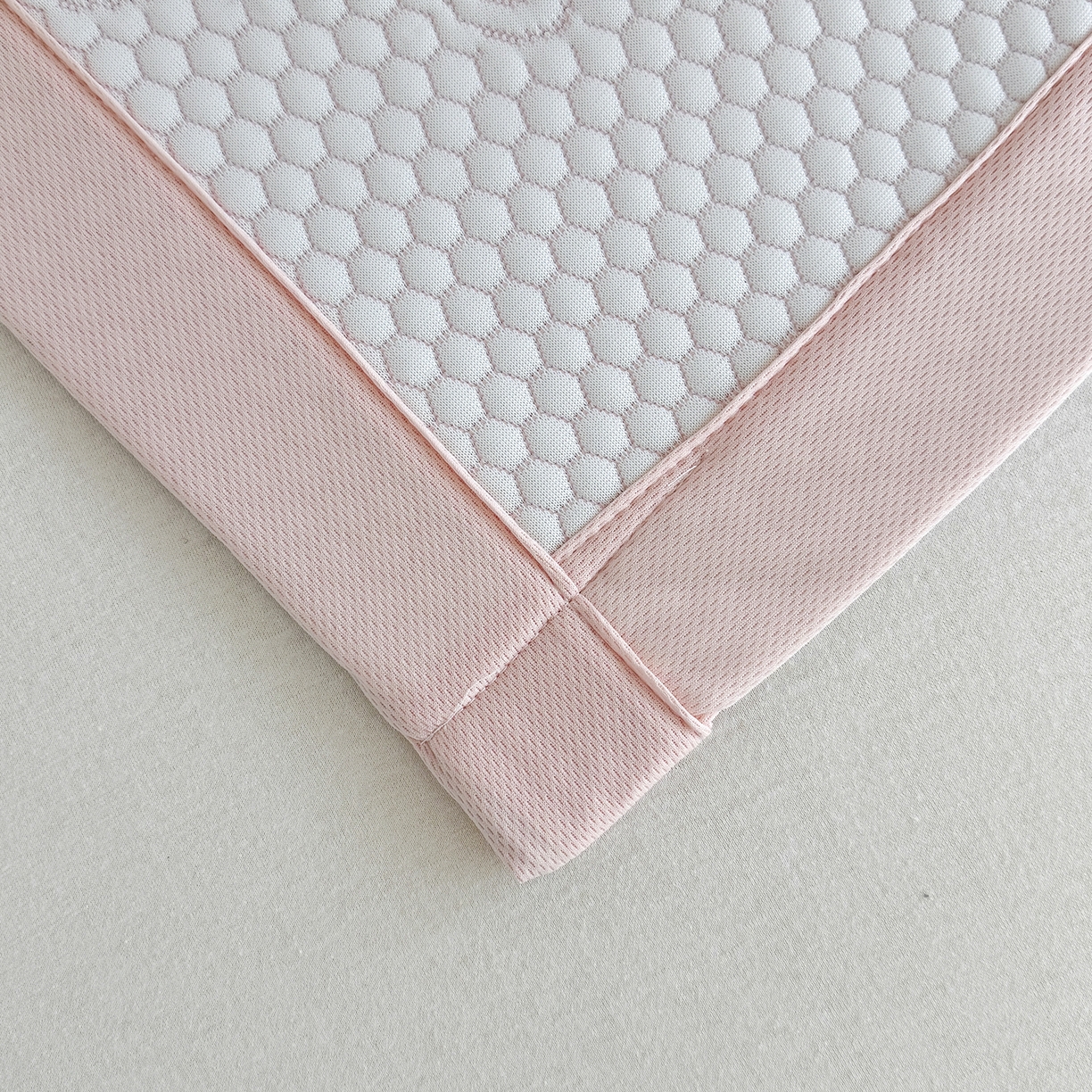 91家纺网 家纺一手货源 找家纺 奇丝雅 2026新款夏季A类冰豆豆凉席冰丝凉席家用冰丝席可机洗水洗单人学生宿舍上下铺寝室 抱抱熊-粉