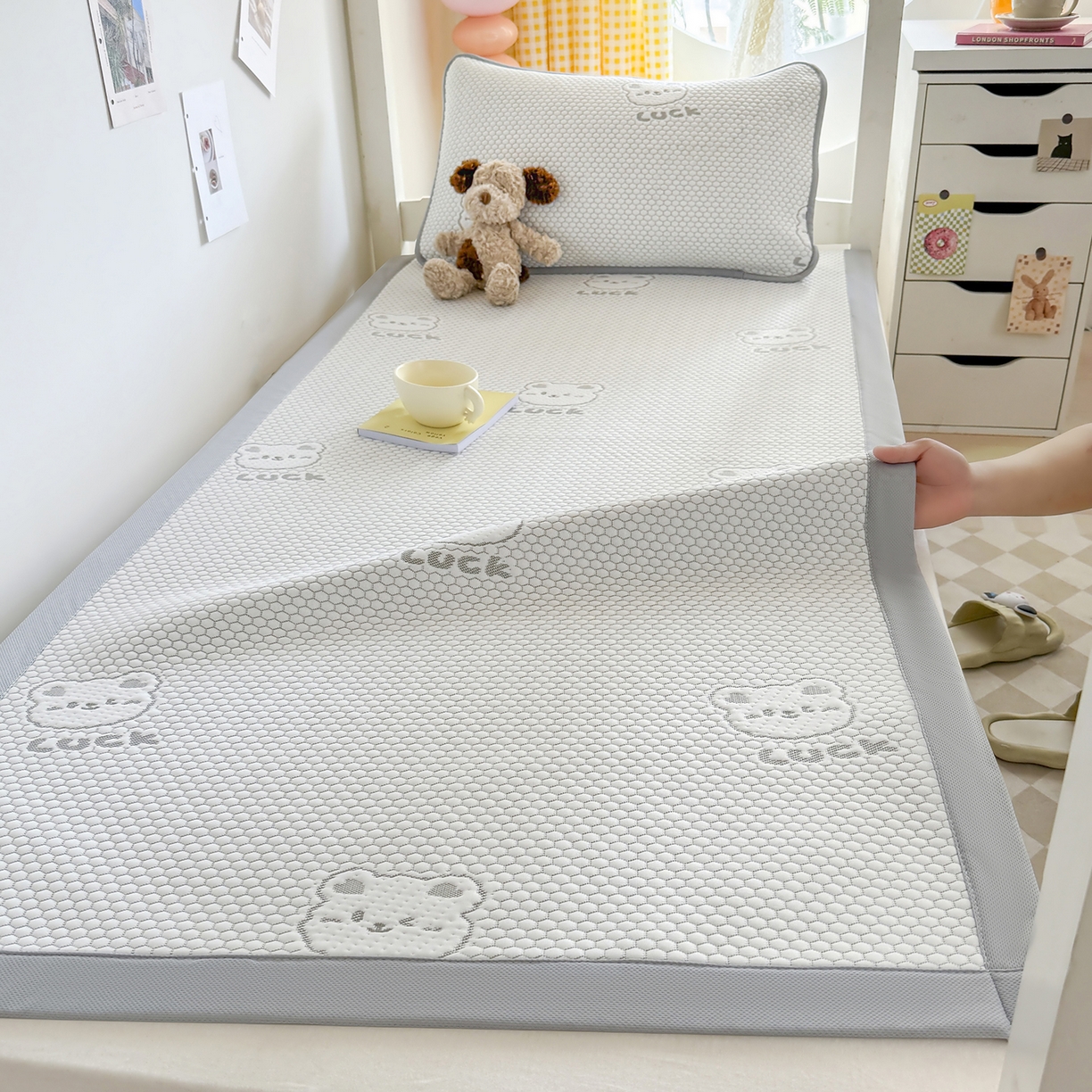 91家纺网 家纺一手货源 找家纺 奇丝雅 2026新款夏季A类冰豆豆凉席冰丝凉席家用冰丝席可机洗水洗单人学生宿舍上下铺寝室 小冰熊-灰