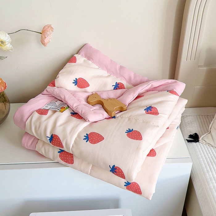 91家纺网 家纺一手货源 找家纺 吉咪兔家纺 2024年新款水洗棉儿童夏凉被婴儿空调被宝宝幼儿园专用大豆芯夏季薄款小被子 小草莓