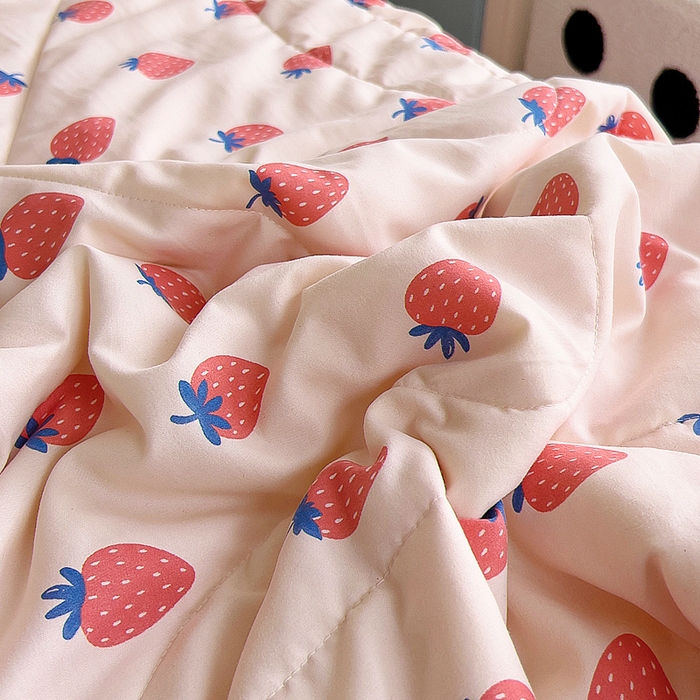 91家纺网 家纺一手货源 找家纺 吉咪兔家纺 2024年新款水洗棉儿童夏凉被婴儿空调被宝宝幼儿园专用大豆芯夏季薄款小被子 小草莓