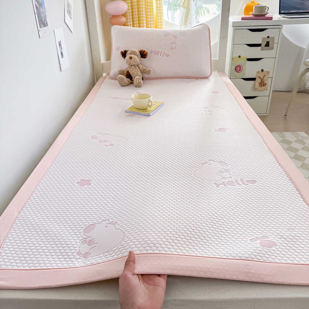 91家纺网 家纺一手货源 找家纺 奇丝雅 2026新款夏季A类冰豆豆凉席冰丝凉席家用冰丝席可机洗水洗单人学生宿舍上下铺寝室 抱抱熊-灰