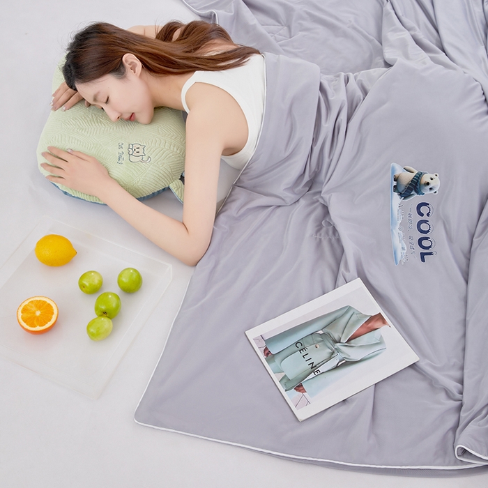 91家纺网 家纺一手货源 找家纺 VIP被业 2026新款西瓜凉感丝夏被夏凉被空调被 时光灰