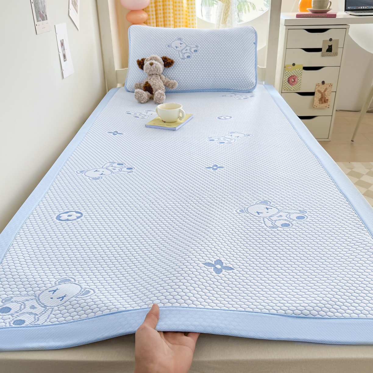 91家纺网 家纺一手货源 找家纺 奇丝雅 2026新款夏季A类冰豆豆凉席冰丝凉席家用冰丝席可机洗水洗单人学生宿舍上下铺寝室 抱抱熊-灰