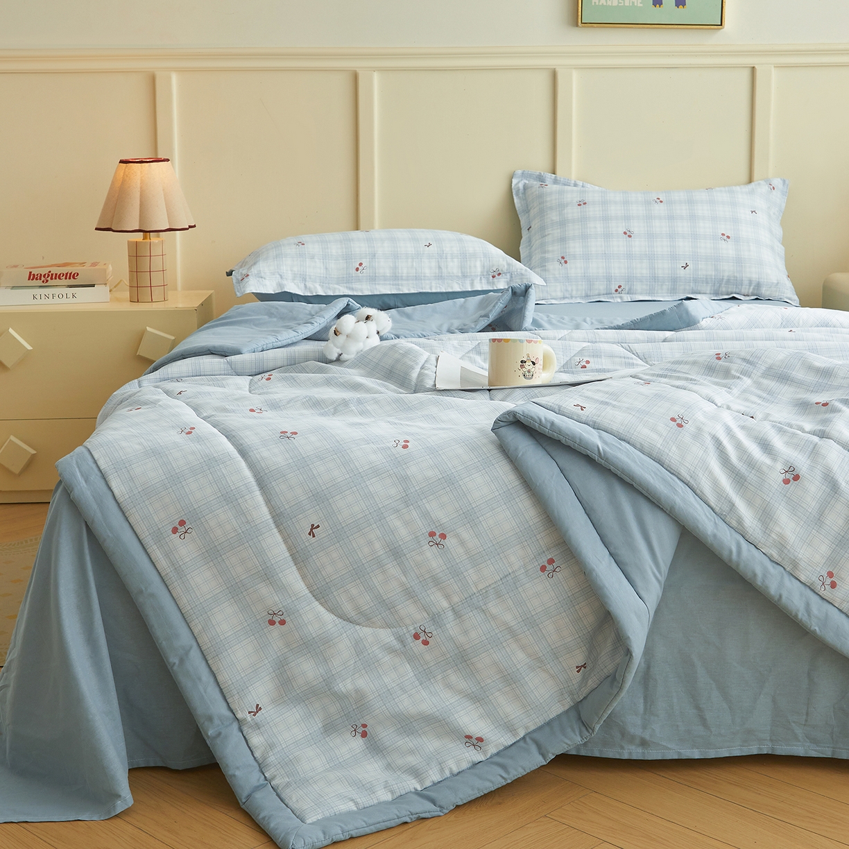 91家纺网 家纺一手货源 找家纺 西域种棉人·千百笠 2026新款A类里外全棉12868夏凉被100%新疆棉纯棉全棉填充印花款空调被夏被 全棉印花 蓝格樱桃