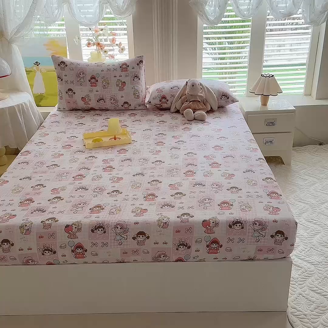 91家纺网 家纺一手货源 找家纺 九诺家纺 2026春夏新款丝柔棉小清新单床笠床罩保护套床笠单件床笠三件套 草莓女孩