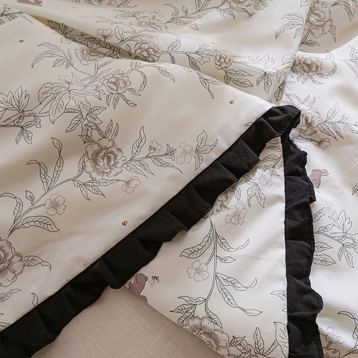 91家纺网 家纺一手货源 找家纺 薇玛仕 2026新款韩版宽边水洗棉大豆夏被赫本风亲肤柔软夏季薄被子 赫本-花下兔