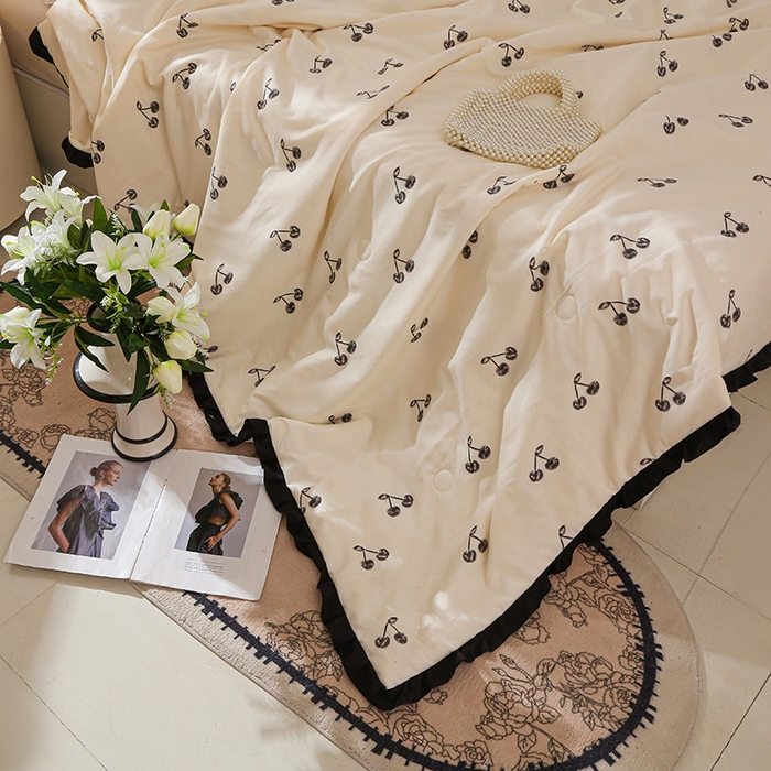 91家纺网 家纺一手货源 找家纺 薇玛仕 2026新款韩版宽边水洗棉大豆夏被赫本风亲肤柔软夏季薄被子 赫本-小樱桃