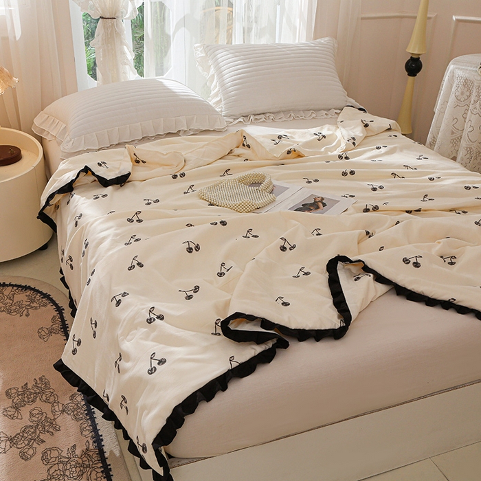 91家纺网 家纺一手货源 找家纺 薇玛仕 2026新款韩版宽边水洗棉大豆夏被赫本风亲肤柔软夏季薄被子 赫本-小樱桃