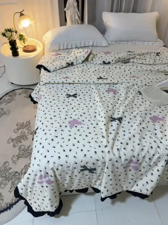 91家纺网 家纺一手货源 找家纺 薇玛仕 2026新款韩版宽边水洗棉大豆夏被赫本风亲肤柔软夏季薄被子 赫本-蝴蝶花