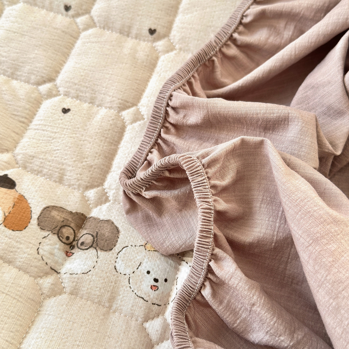 91家纺网 家纺一手货源 找家纺 丽美人家纺 2026新款双层皱皱纱大豆夹棉床笠单床笠床笠单件 JM可爱小狗