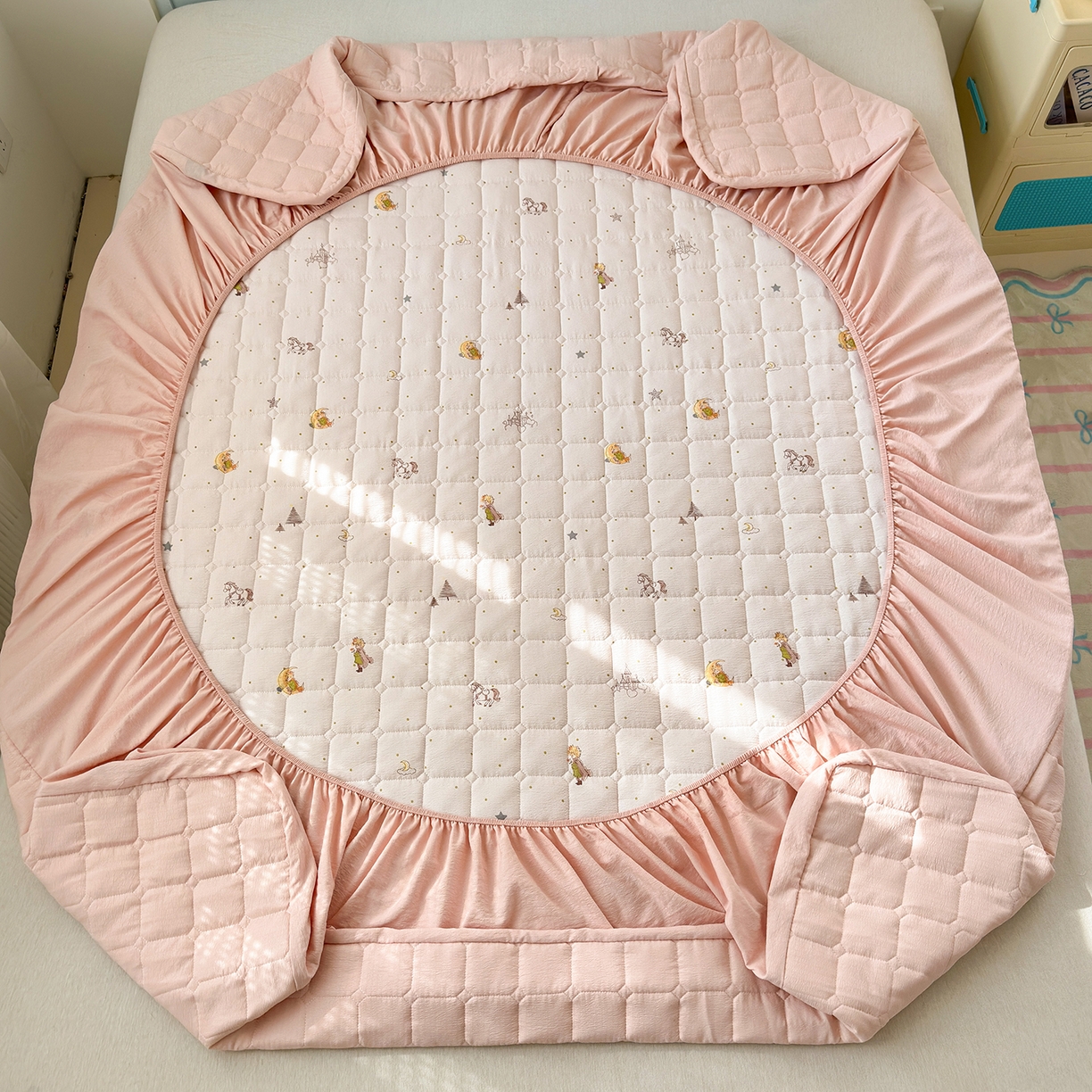 91家纺网 家纺一手货源 找家纺 丽美人家纺 2026新款双层皱皱纱大豆夹棉床笠单床笠床笠单件 JM月境骑踪