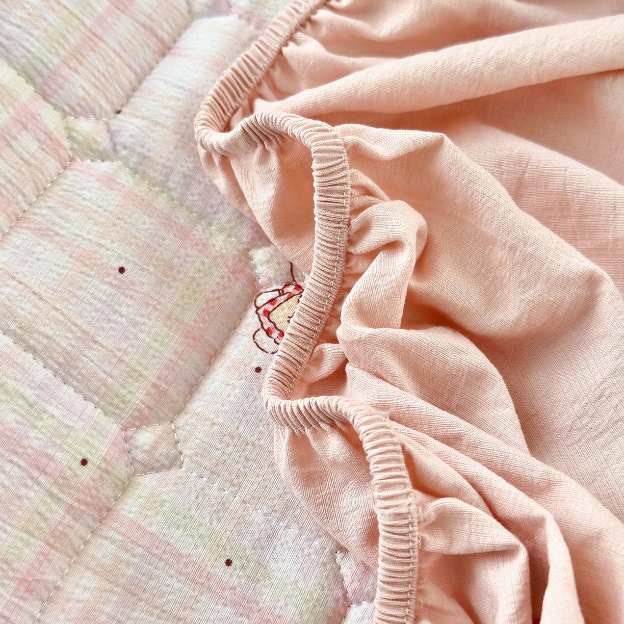 91家纺网 家纺一手货源 找家纺 丽美人家纺 2026新款双层皱皱纱大豆夹棉床笠单床笠床笠单件 JM粉格猫咪