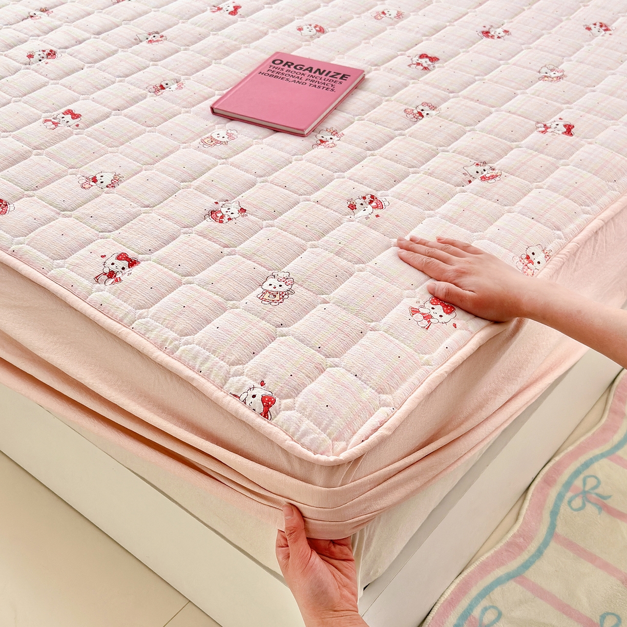 91家纺网 家纺一手货源 找家纺 丽美人家纺 2026新款双层皱皱纱大豆夹棉床笠单床笠床笠单件 JM粉格猫咪