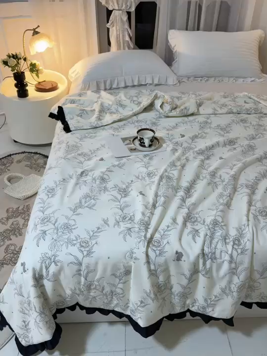 91家纺网 家纺一手货源 找家纺 薇玛仕 2026新款韩版宽边水洗棉大豆夏被赫本风亲肤柔软夏季薄被子 赫本-花下兔