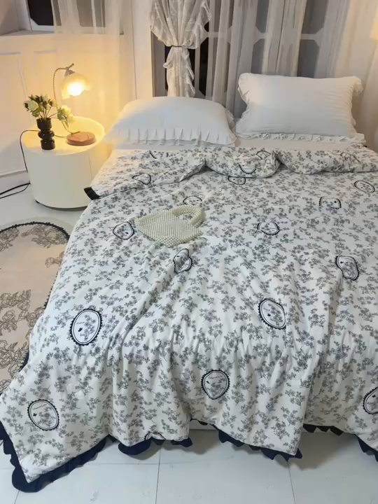 91家纺网 家纺一手货源 找家纺 薇玛仕 2026新款韩版宽边水洗棉大豆夏被赫本风亲肤柔软夏季薄被子 赫本-镜中花