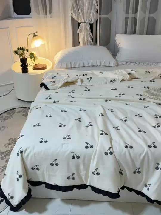 91家纺网 家纺一手货源 找家纺 薇玛仕 2026新款韩版宽边水洗棉大豆夏被赫本风亲肤柔软夏季薄被子 赫本-小樱桃