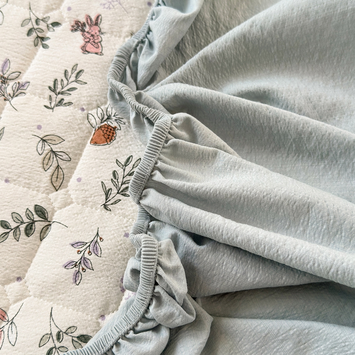 91家纺网 家纺一手货源 找家纺 丽美人家纺 2026新款双层皱皱纱大豆夹棉床笠单床笠床笠单件 JM紫雾叶兔