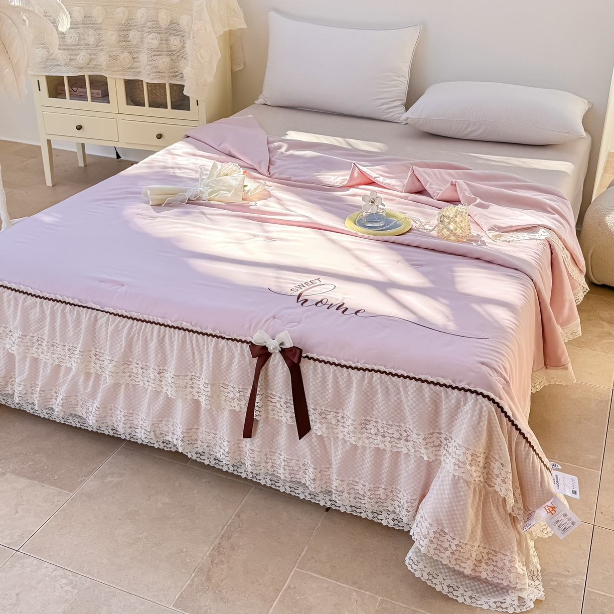 91家纺网 家纺一手货源 找家纺 优姿家纺 2026新款热款法式田园风花边天丝绣花夏被被子被芯 粉紫色