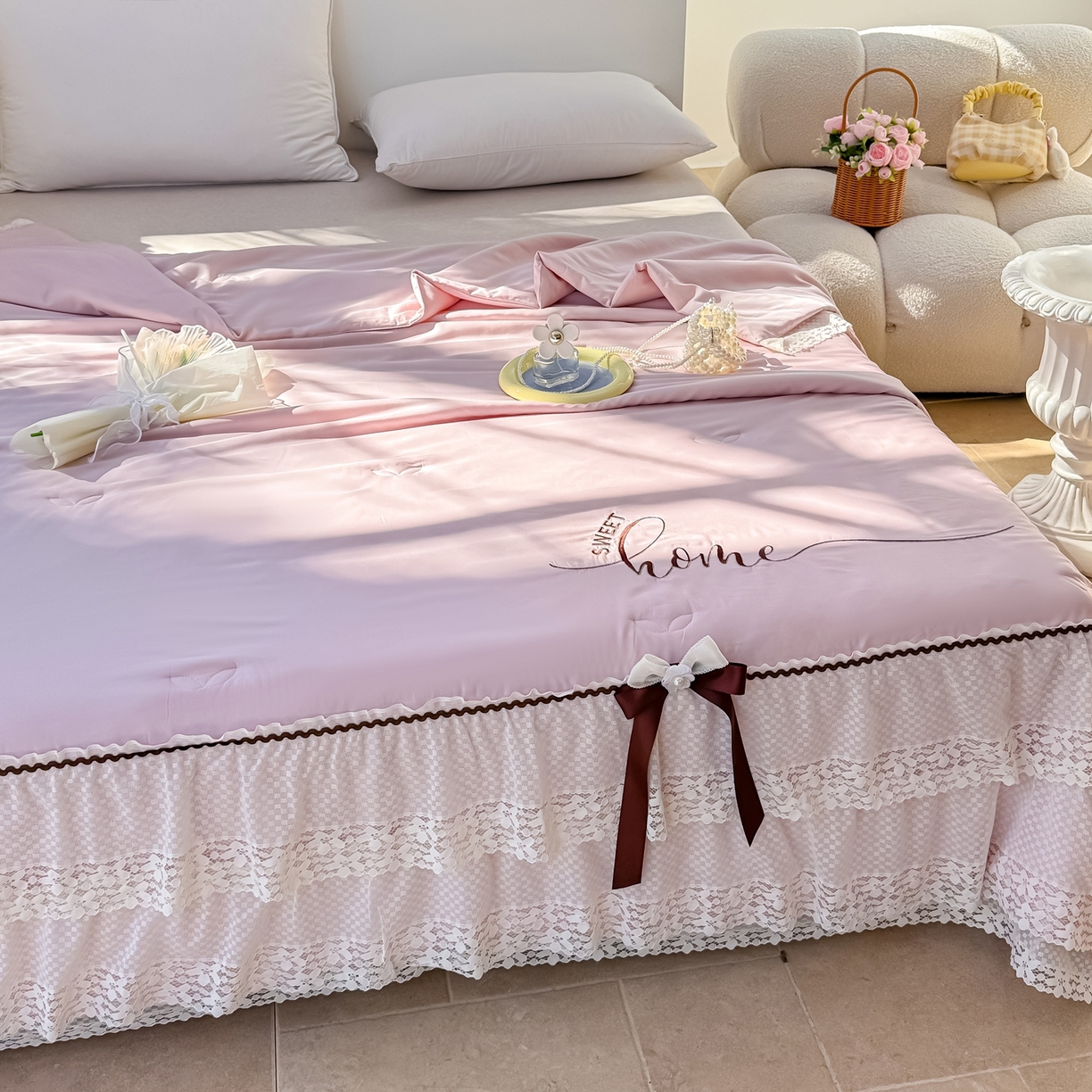 91家纺网 家纺一手货源 找家纺 优姿家纺 2026新款热款法式田园风花边天丝绣花夏被被子被芯 粉紫色