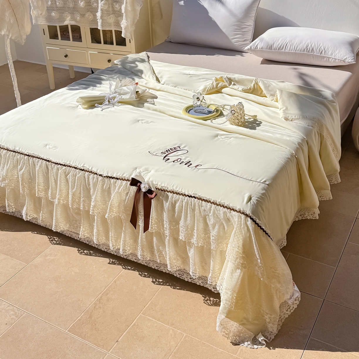 91家纺网 家纺一手货源 找家纺 优姿家纺 2026新款热款法式田园风花边天丝绣花夏被被子被芯 奶油米