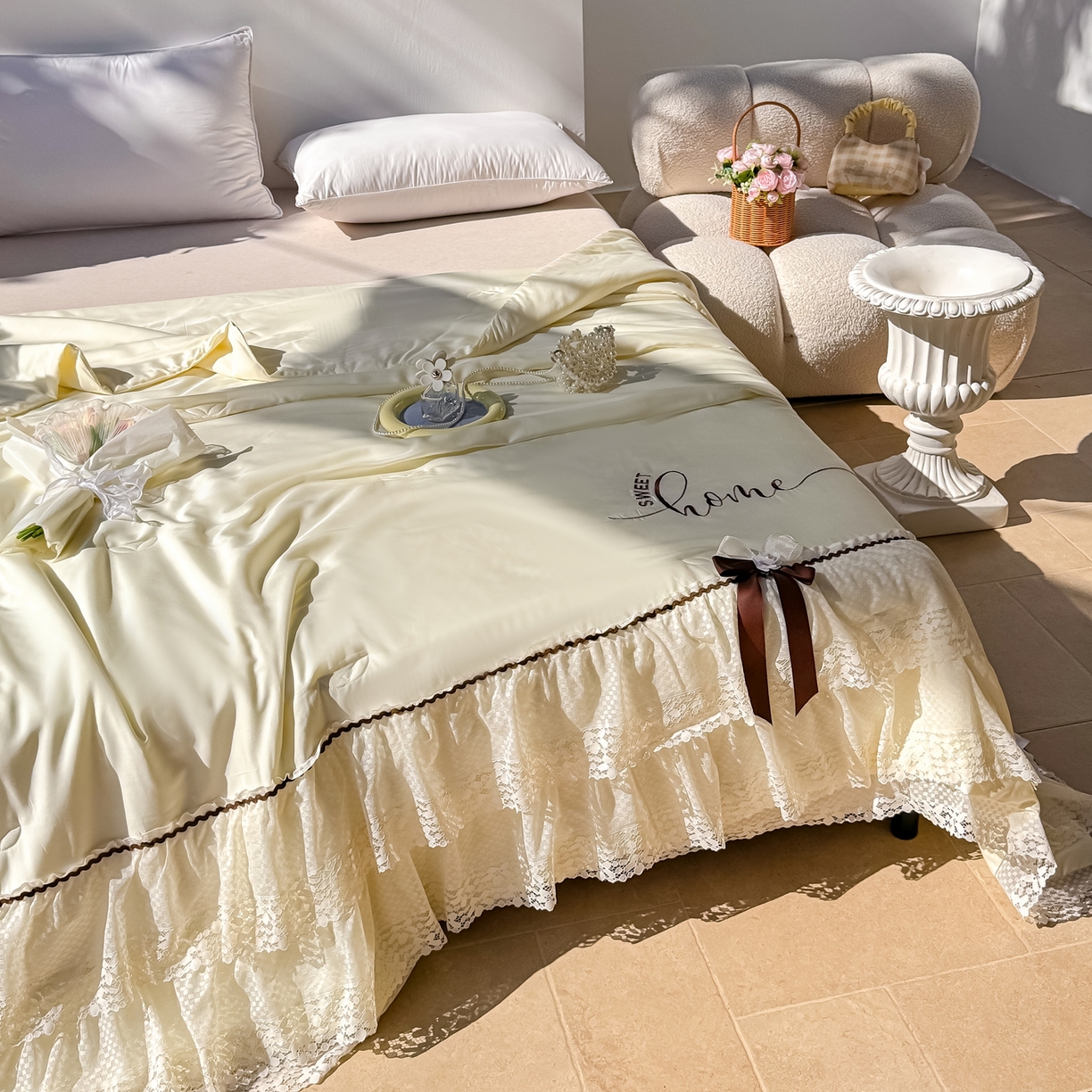 91家纺网 家纺一手货源 找家纺 优姿家纺 2026新款热款法式田园风花边天丝绣花夏被被子被芯 奶油米