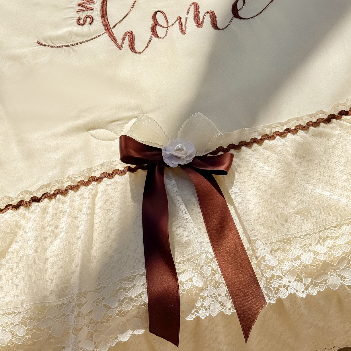 91家纺网 家纺一手货源 找家纺 优姿家纺 2026新款热款法式田园风花边天丝绣花夏被被子被芯 奶油米