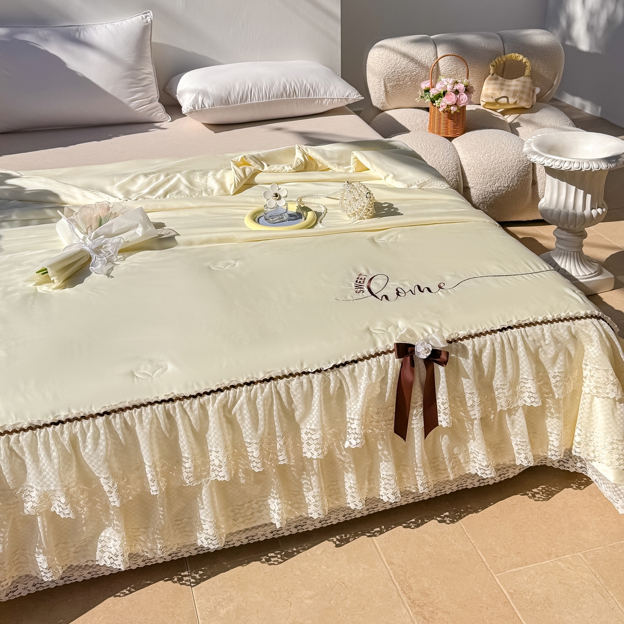 91家纺网 家纺一手货源 找家纺 优姿家纺 2026新款热款法式田园风花边天丝绣花夏被被子被芯 奶油米