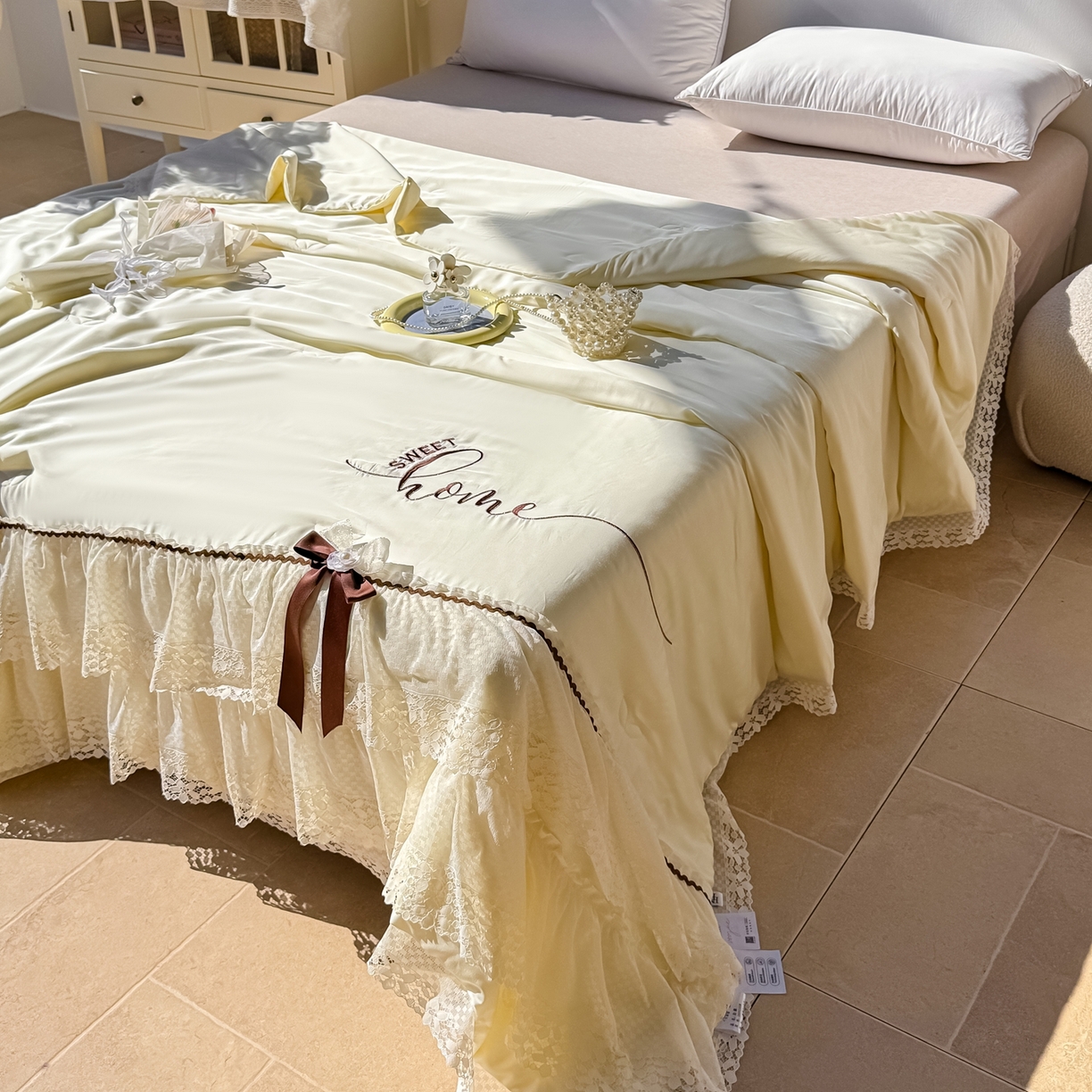 91家纺网 家纺一手货源 找家纺 优姿家纺 2026新款热款法式田园风花边天丝绣花夏被被子被芯 奶油米