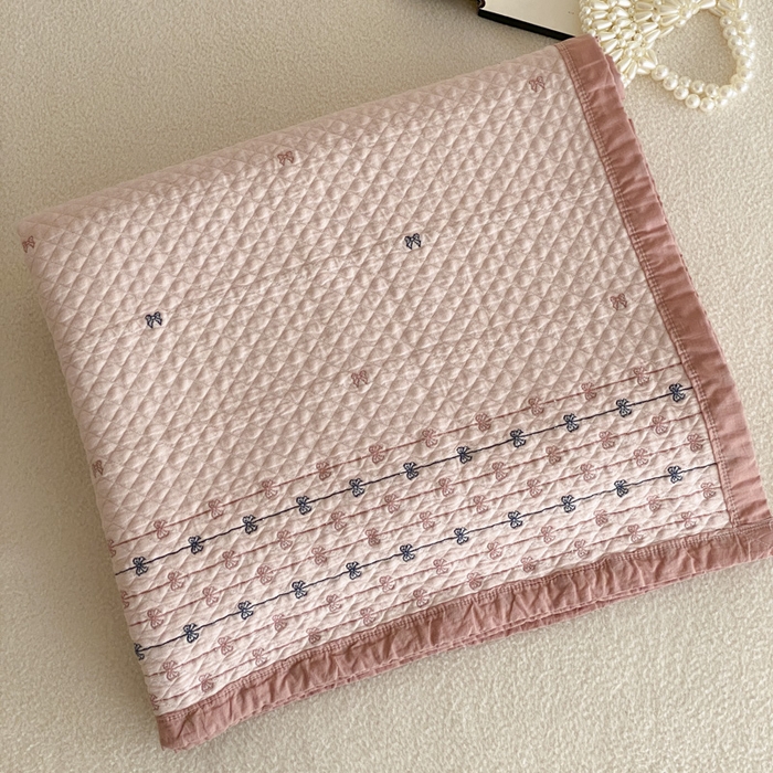 91家纺网 家纺一手货源 找家纺 麻依 2026新款韩国重工全棉纱布床盖床盖三件套 楼兰-粉