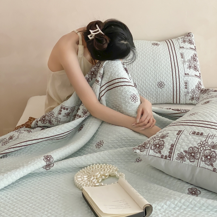 91家纺网 家纺一手货源 找家纺 麻依 2026新款韩国重工全棉纱布床盖床盖三件套 祈福-水蓝