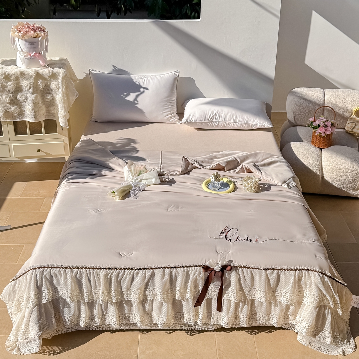 91家纺网 家纺一手货源 找家纺 优姿家纺 2026新款热款法式田园风花边天丝绣花夏被被子被芯 豆沙