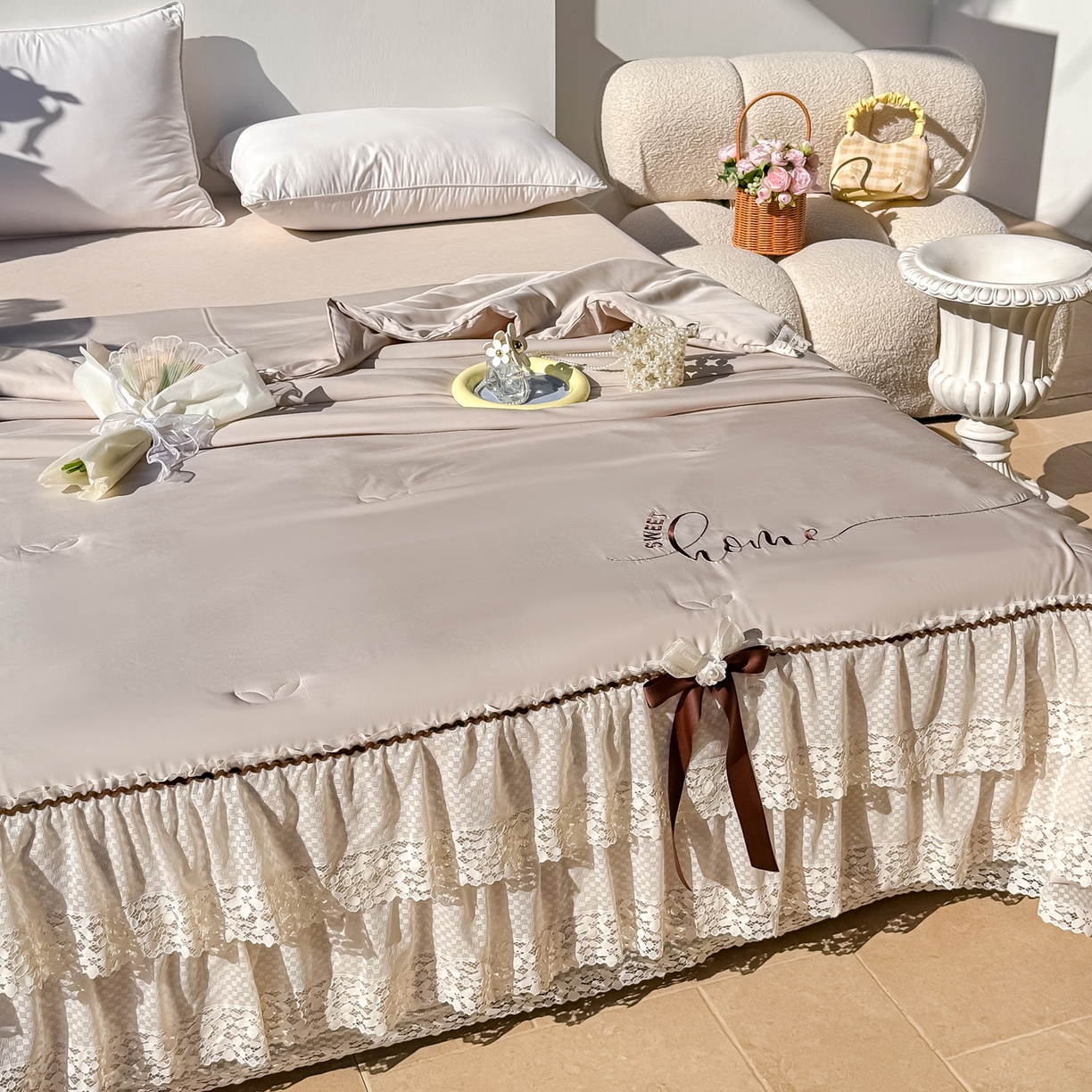 91家纺网 家纺一手货源 找家纺 优姿家纺 2026新款热款法式田园风花边天丝绣花夏被被子被芯 豆沙