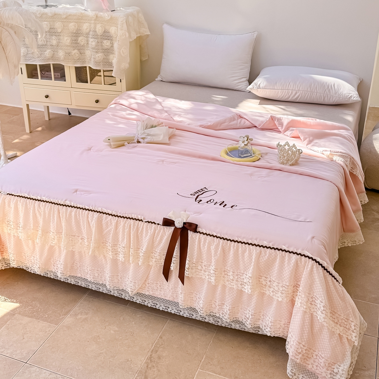 91家纺网 家纺一手货源 找家纺 优姿家纺 2026新款热款法式田园风花边天丝绣花夏被被子被芯 粉玉