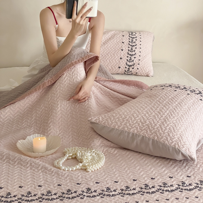 91家纺网 家纺一手货源 找家纺 麻依 2026新款韩国重工全棉纱布床盖床盖三件套 烟雨-粉