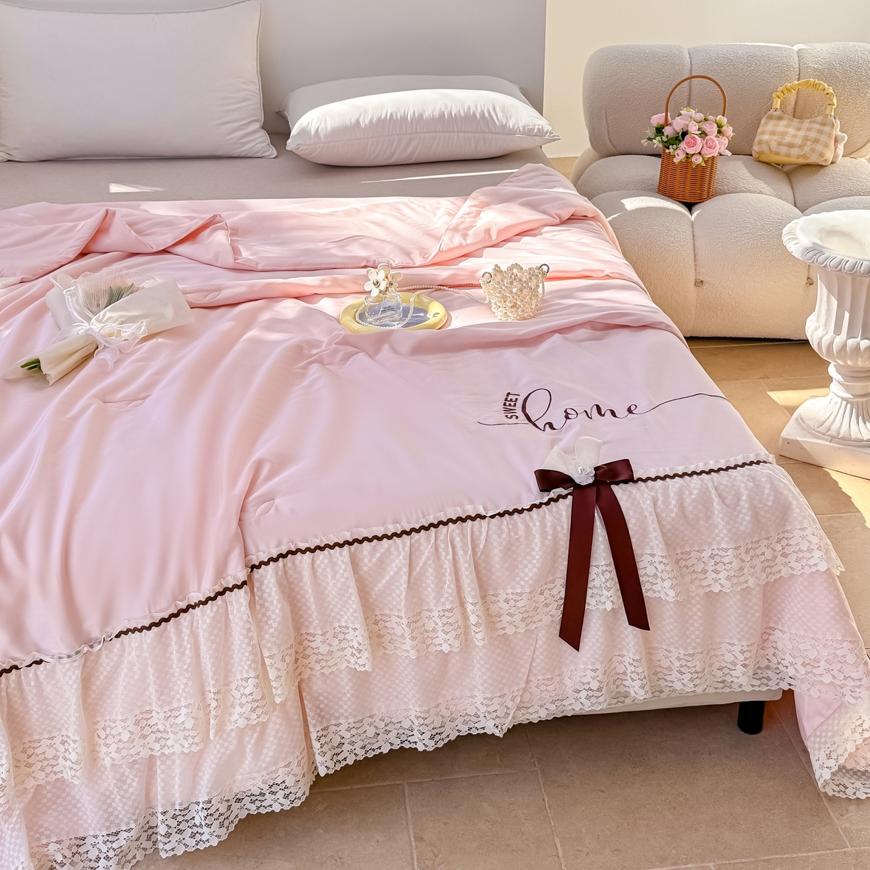 91家纺网 家纺一手货源 找家纺 优姿家纺 2026新款热款法式田园风花边天丝绣花夏被被子被芯 粉玉