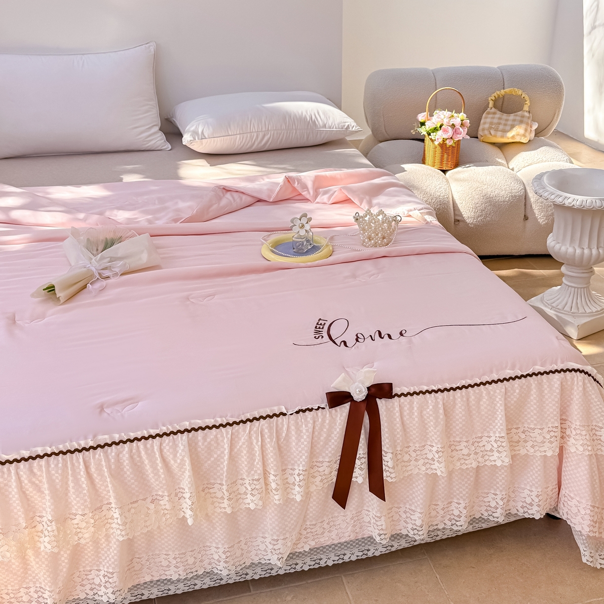 91家纺网 家纺一手货源 找家纺 优姿家纺 2026新款热款法式田园风花边天丝绣花夏被被子被芯 粉玉