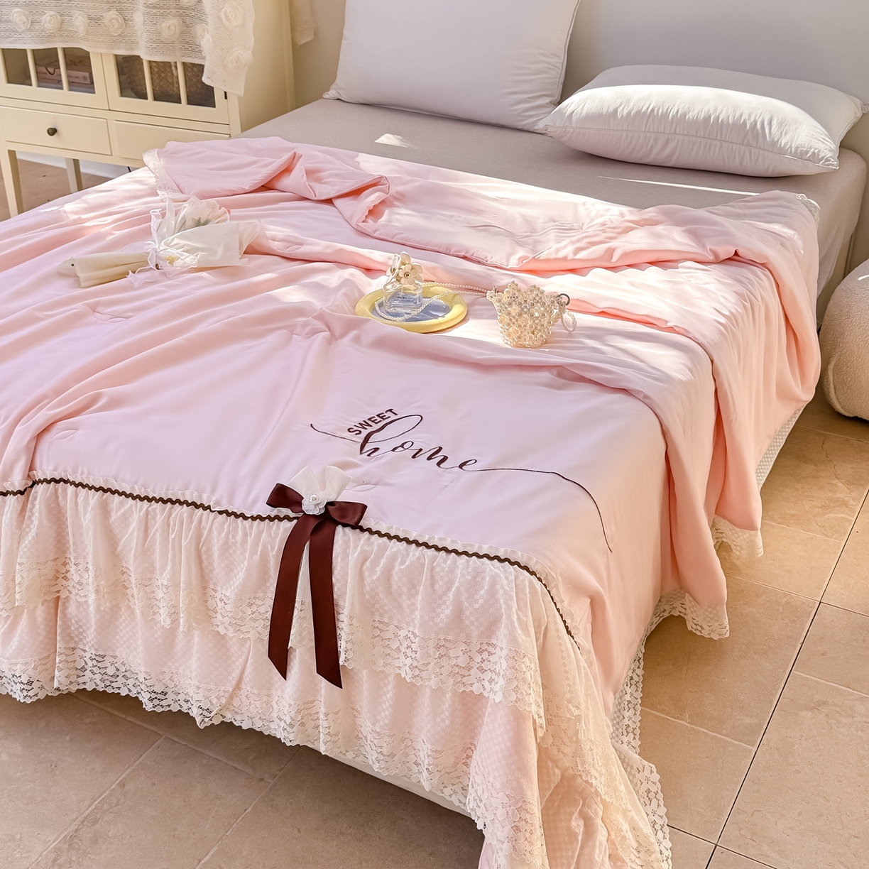 91家纺网 家纺一手货源 找家纺 优姿家纺 2026新款热款法式田园风花边天丝绣花夏被被子被芯 粉玉