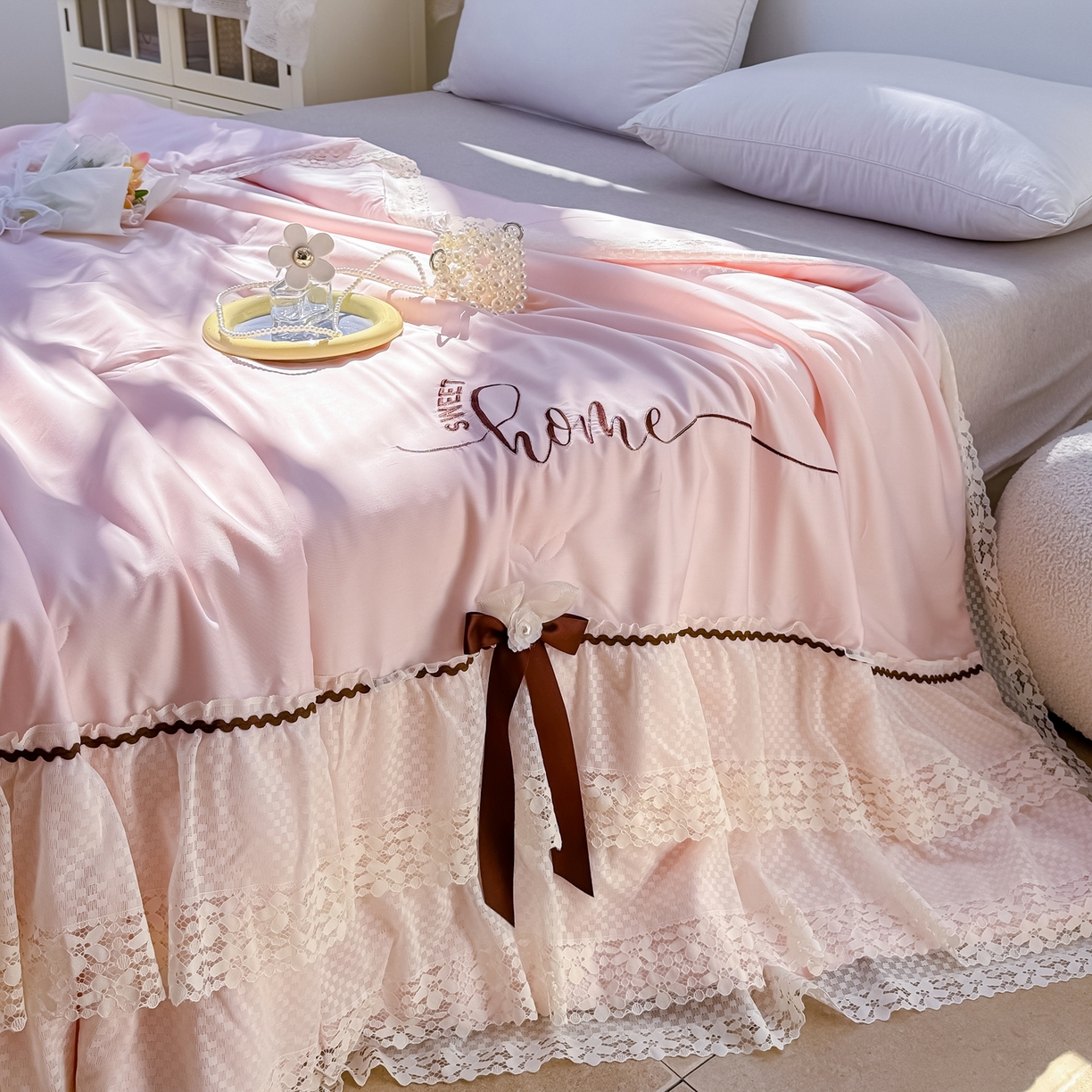 91家纺网 家纺一手货源 找家纺 优姿家纺 2026新款热款法式田园风花边天丝绣花夏被被子被芯 粉玉