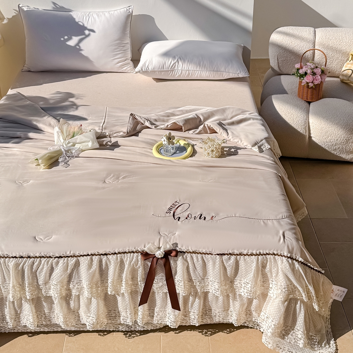 91家纺网 家纺一手货源 找家纺 优姿家纺 2026新款热款法式田园风花边天丝绣花夏被被子被芯 豆沙