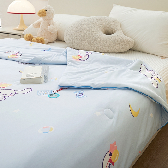 91家纺网 家纺一手货源 找家纺 优雅星家纺 2026新款A类针织棉三丽鸥正版夏被儿童卡通牛奶丝凉感夏凉被 玉桂狗-浅蓝