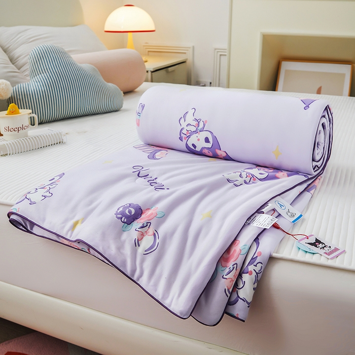 91家纺网 家纺一手货源 找家纺 优雅星家纺 2026新款A类针织棉三丽鸥正版夏被儿童卡通牛奶丝凉感夏凉被 库洛米-紫