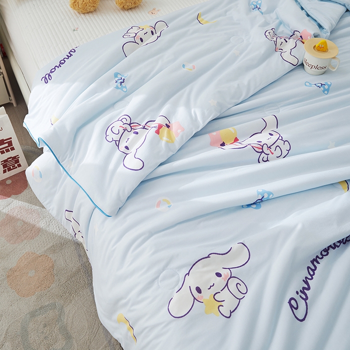 91家纺网 家纺一手货源 找家纺 优雅星家纺 2026新款A类针织棉三丽鸥正版夏被儿童卡通牛奶丝凉感夏凉被 玉桂狗-浅蓝